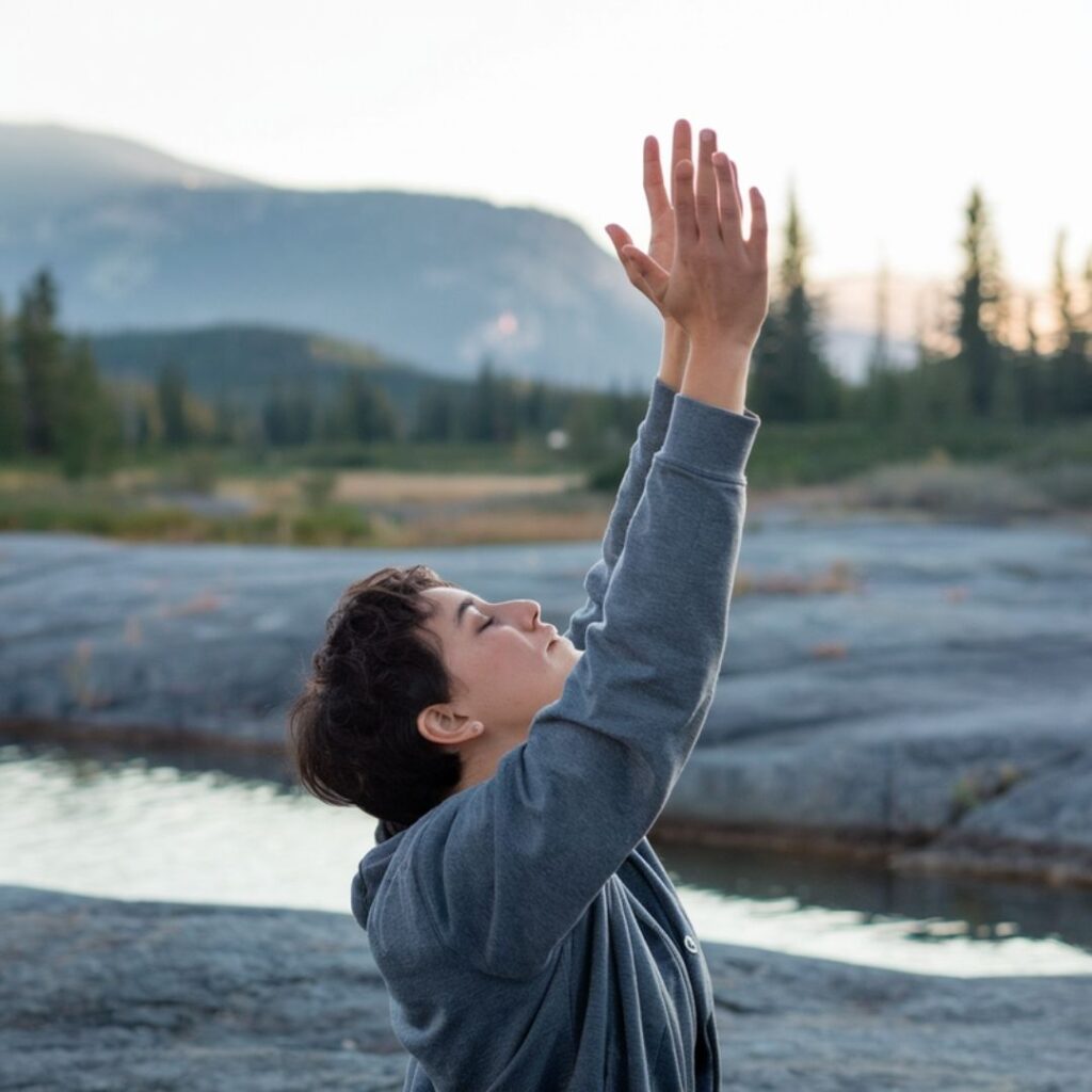 A oração nos ajuda a curar e a nos conectar espiritualmente-Espiritualidade-transformacao-caminho-da-cura-gratidao-louvor.jpg