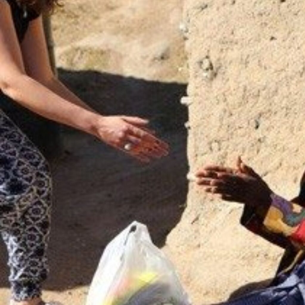 a-acao-de-Deus-se-manifesta-atraves-de-gestos-humanos-solidariedade-acolhida-amor.