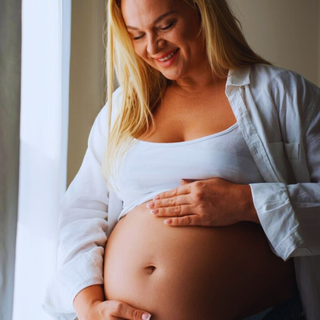 Mãe-bebê-vivem-em-total-conexão-emocional-vinculo-fortalece-padrão-emocional-pensamento.