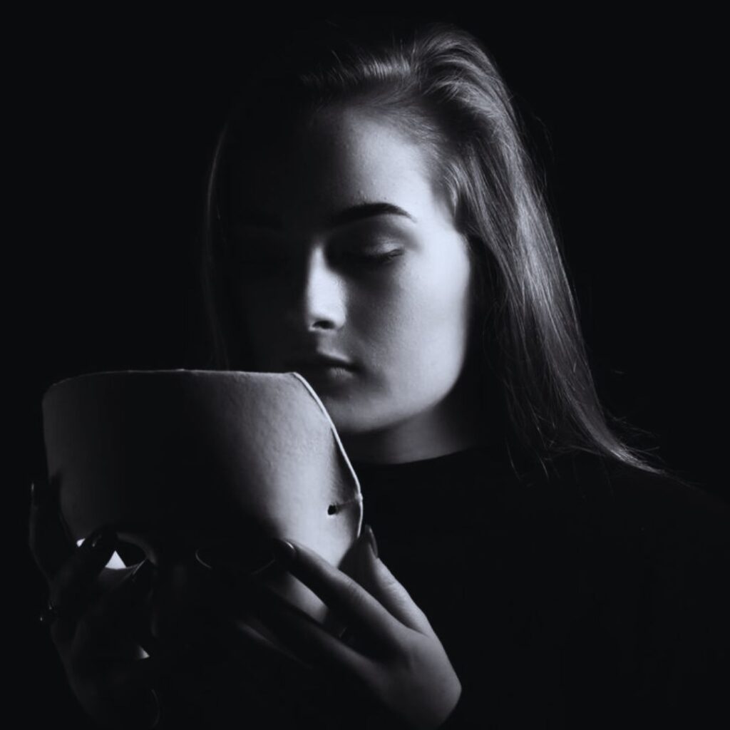 Quando-criança-criamos-máscaras-para-nos-adaptarmos-realidade-adultos-cura-criança-interior-coração.