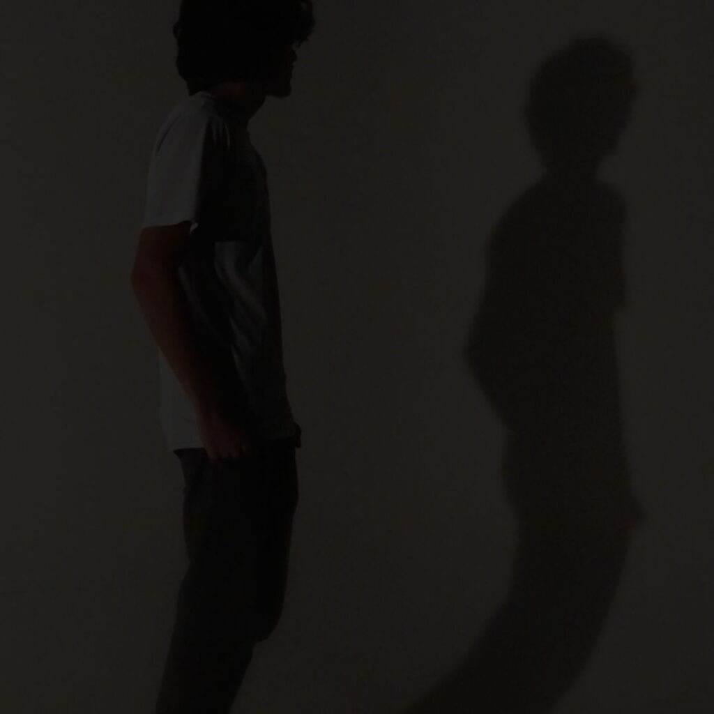 Quanto-mais-negamos-quem-somos-mais-projetamos-sombras-sobre-nossa-própria-alma.