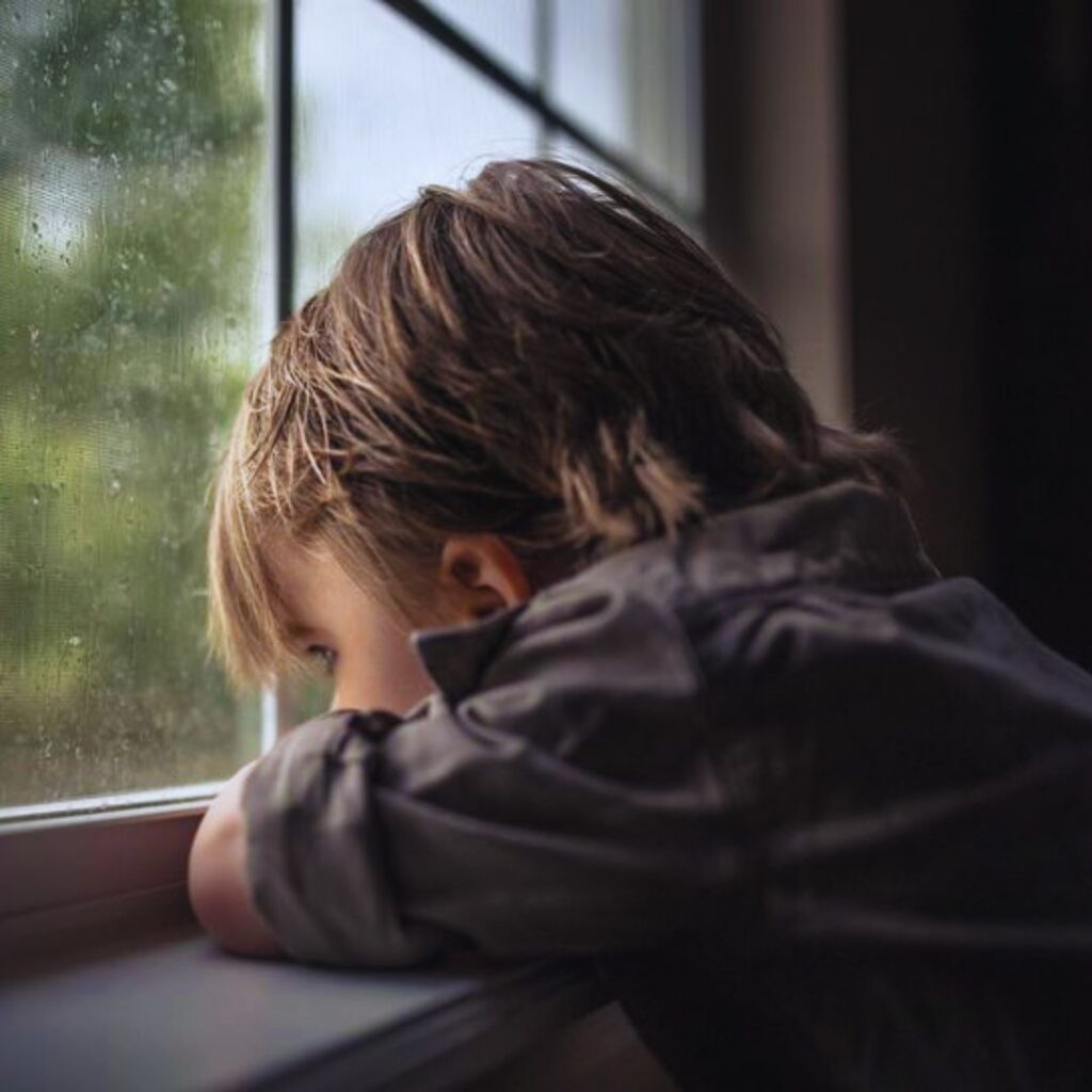 Não Me Sinto Amado pelos Meus Pais: Como Feridas da Infância Moldam Nossas Emoções