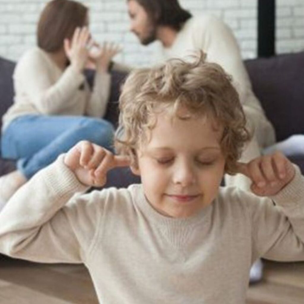 Criança-passa-sentir-culpadas-quando-pais-brigam-transformação-cura-coração-fé-oração.