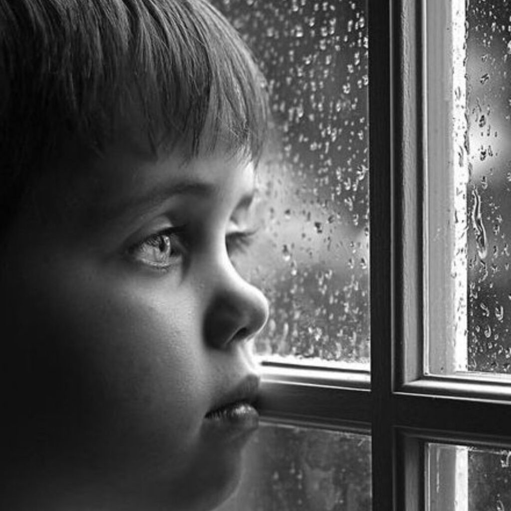 Emoções-reprimidas-não-desaparecem-ficam-alojadas-em-nós-transformação-cura-criança-interior.