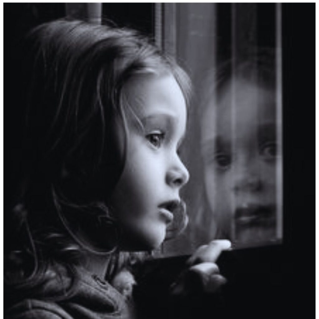 Silêncio-infância-grito-ecoa-vida-adulta-transformação-cura-criança-interior-fé-oração-mudança-coração