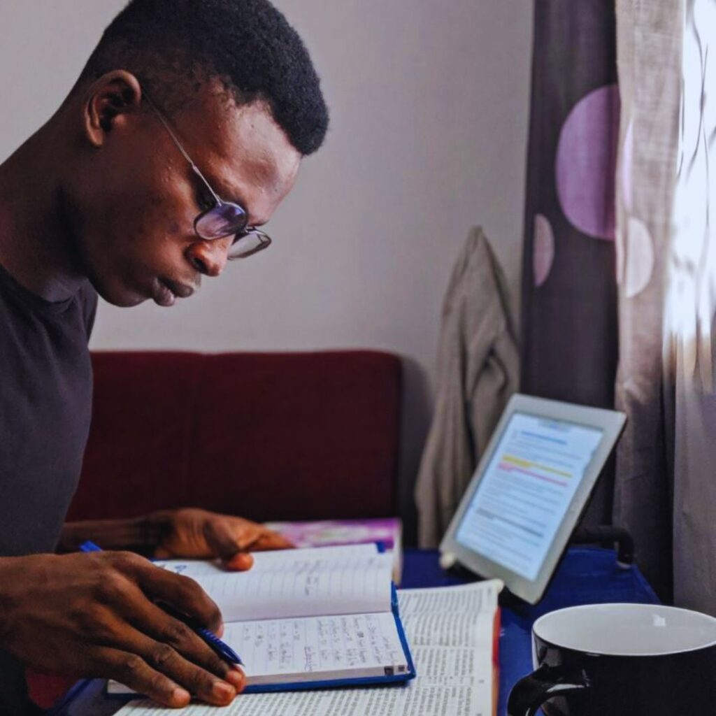 Imagens-Deus-precisam-revisitadas-ressignificadas-transformação-cura-criança-interior-mudança-acolhida-aceitação-perdão-autocompaixão-ressignificação-mudança-coração-fé-oração